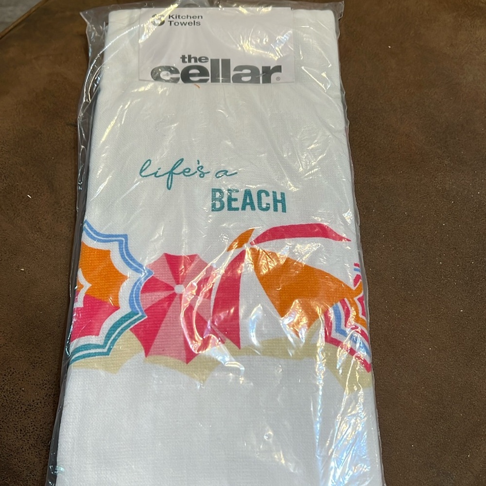 NWT Set of 3 Kitchen Towels, the Cellar